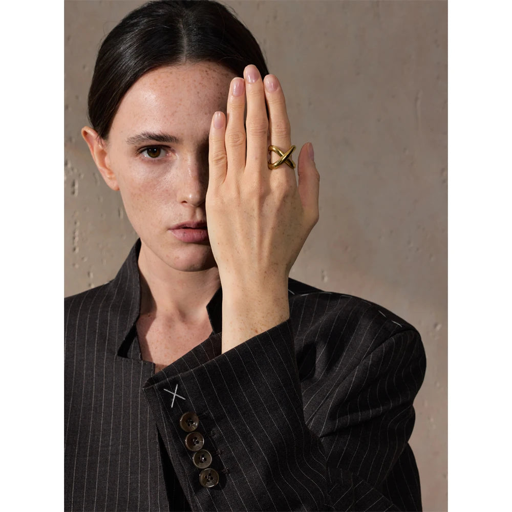 Anel de dedo geométrico em forma de X de aço inoxidável banhado a PVD à prova d'água metal liso joias polidas feitas à mão