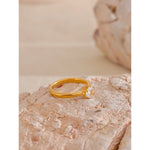 Anel clássico de zircônia cúbica de alta qualidade 18k cor dourada joias charmosas da moda em aço inoxidável