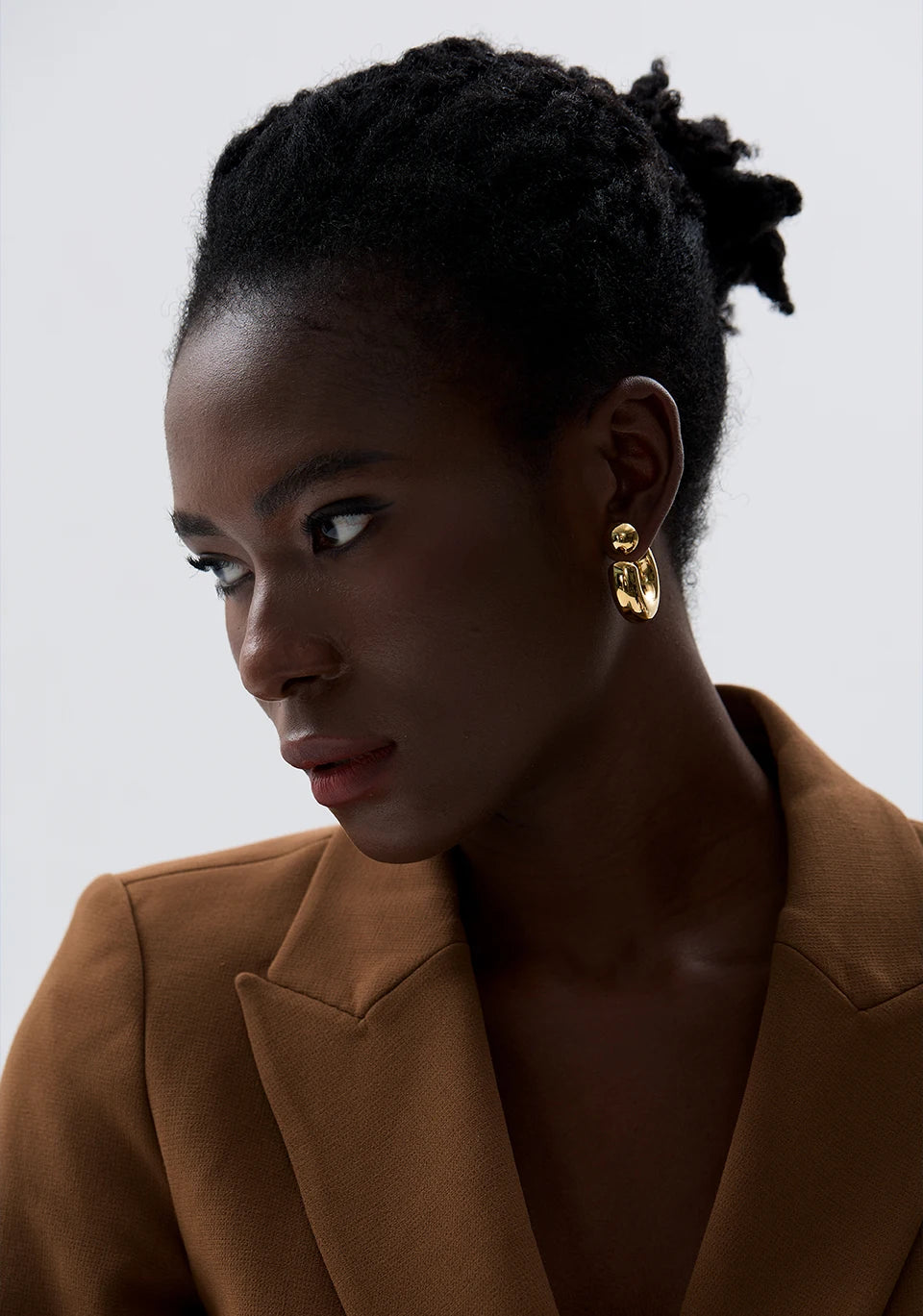 Brincos redondos grossos em forma de C de aço inoxidável, joias incomuns, textura de metal à prova d'água, acessórios atraentes para mulheres, presente