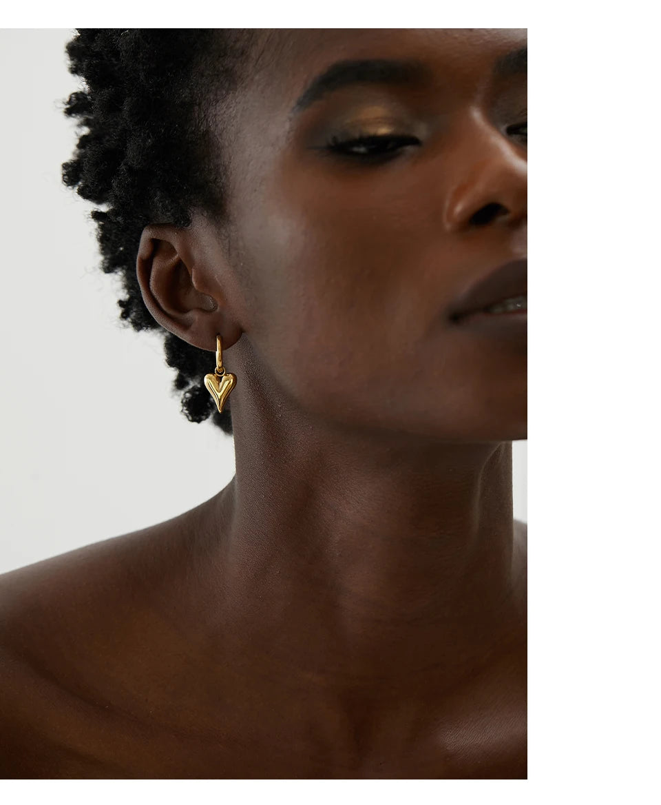 Brinco coracao dourado