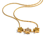 Joia colar dourado com pingentes de estrelas brilhantes