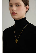 Colar oval pingente dourado