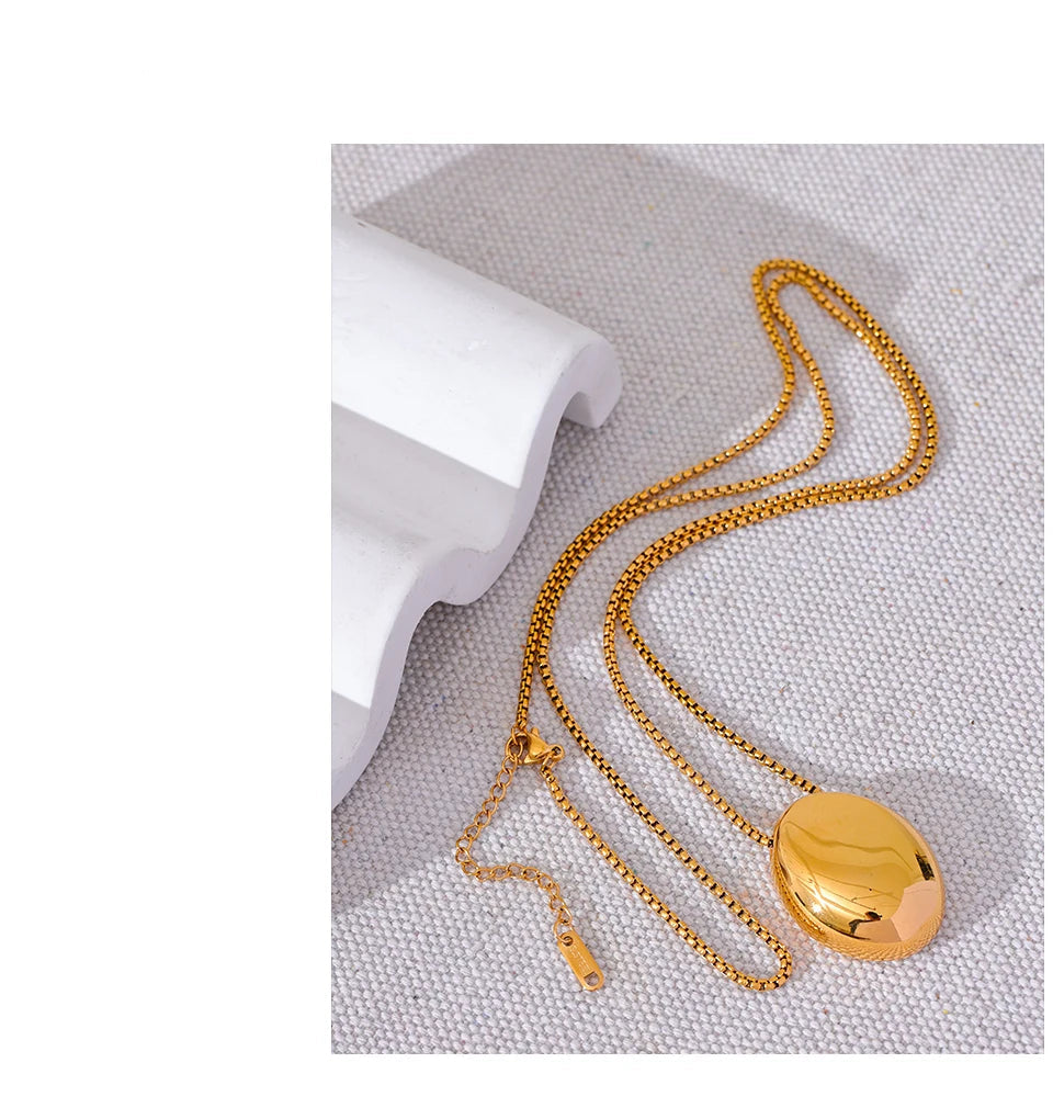 Colar ajustavel oval pingente