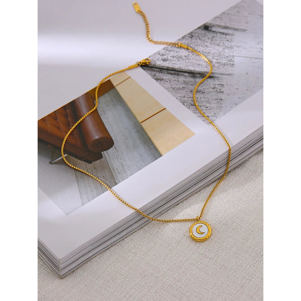 Colar Pingente Lua Dourada