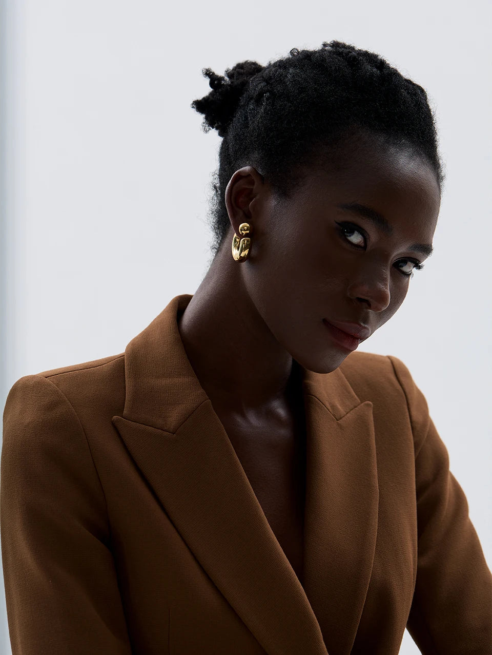 Brincos redondos grossos em forma de C de aço inoxidável, joias incomuns, textura de metal à prova d'água, acessórios atraentes para mulheres, presente