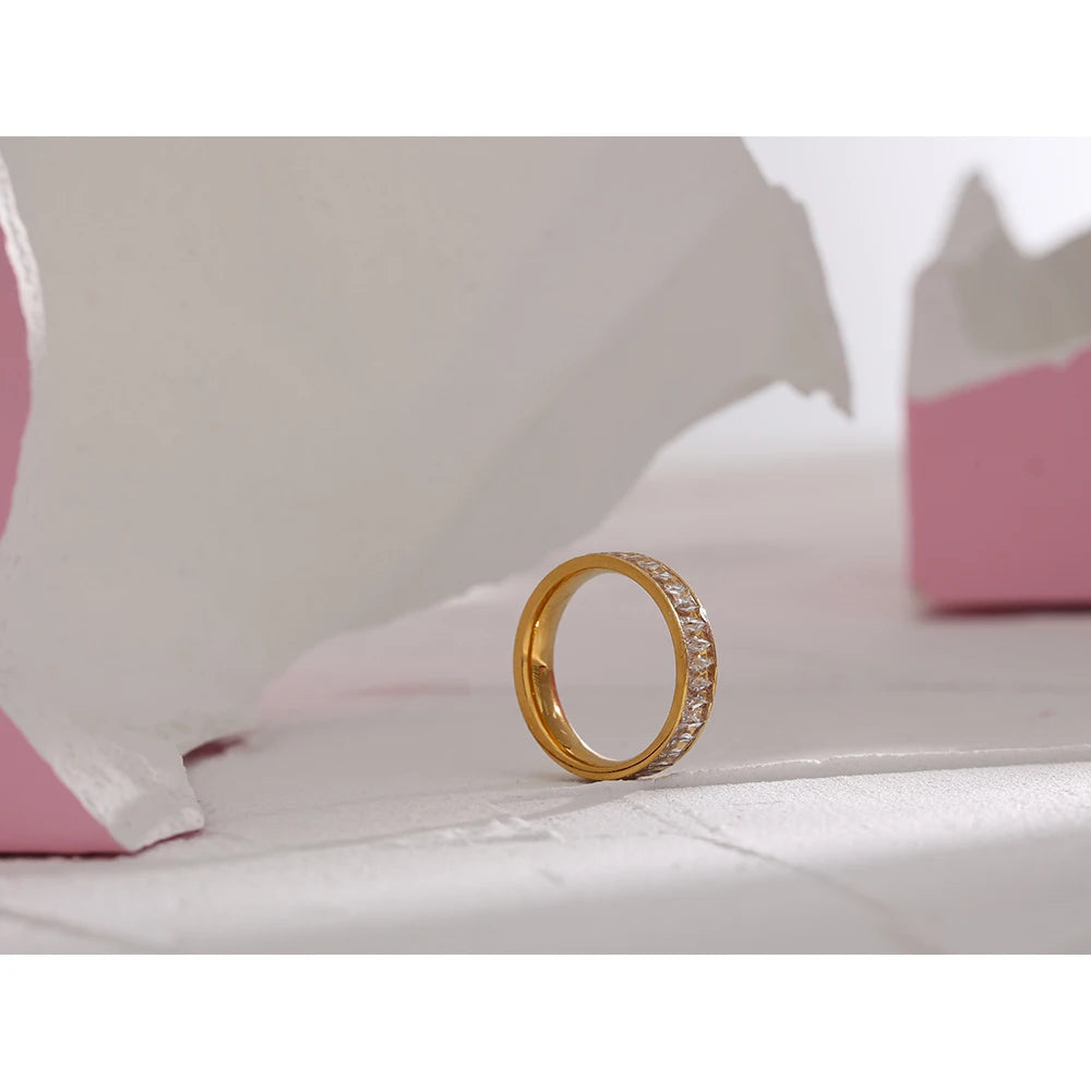Anel de zircônia cúbica dourado