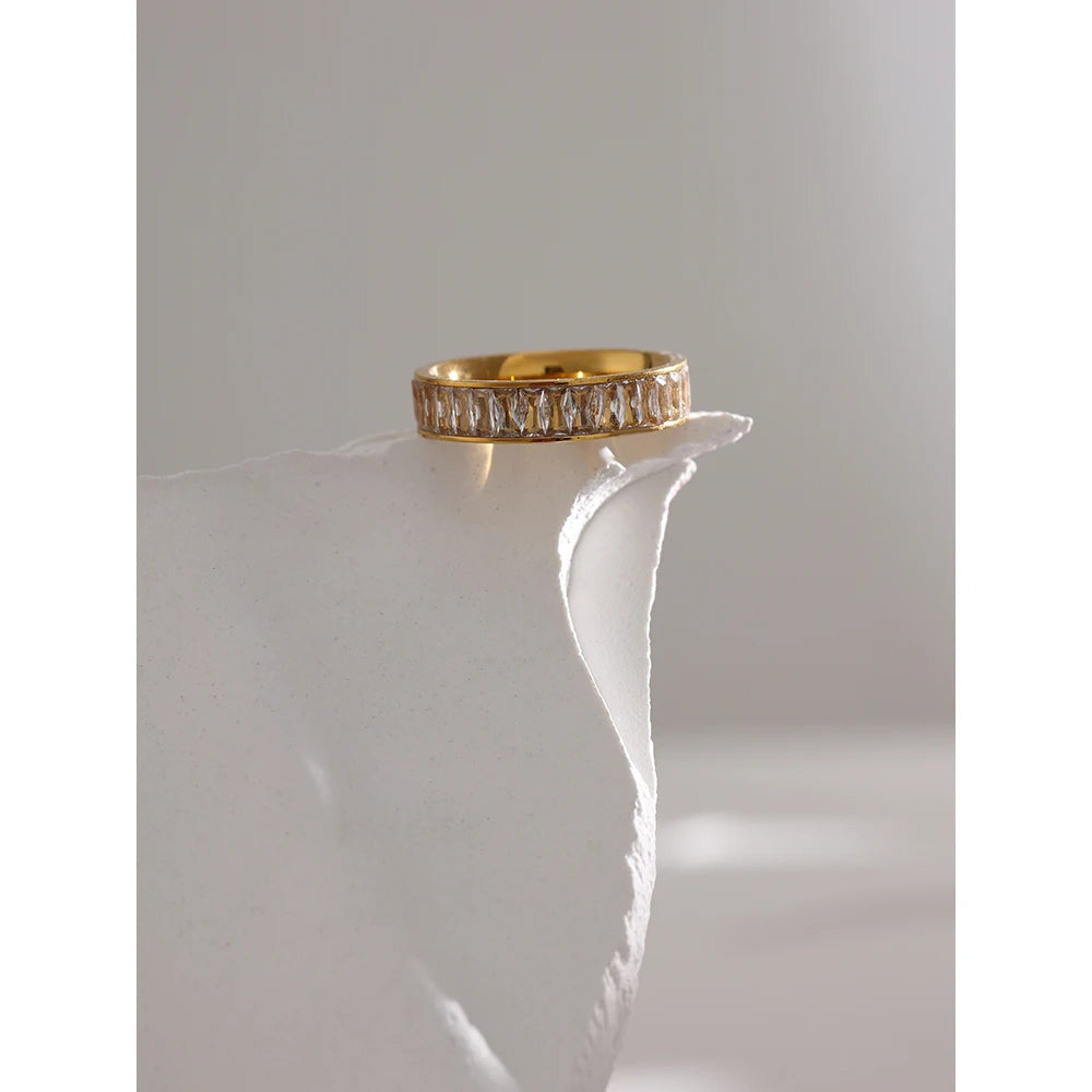 Anel de zircônia cúbica dourado